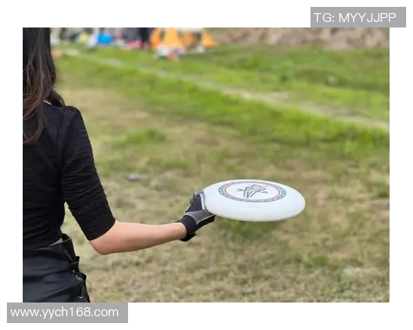 飞盘梦想与人生哲学的交织：黄娜的深度对话之旅